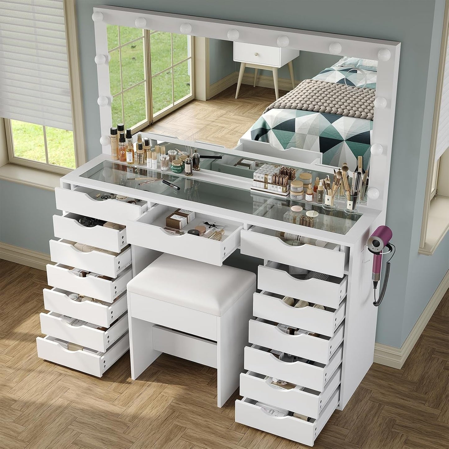White Vanity Desk With Illuminated Mirror Lighting