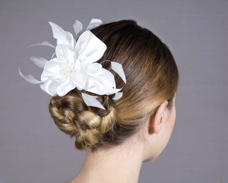 White flower wedding comb fascinator
