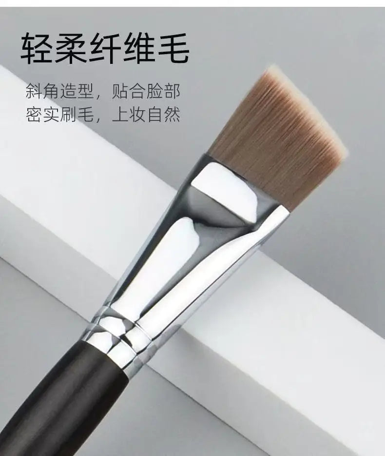 M29 Flat Head Angled Foundation Brush