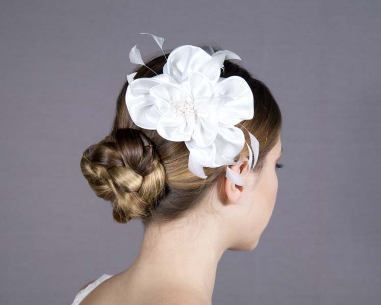 White flower wedding comb fascinator